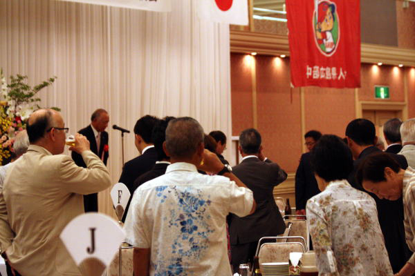 増田和俊三次市長　乾杯のあとそれぞれのテーブルで楽しい宴会がはじまりました。